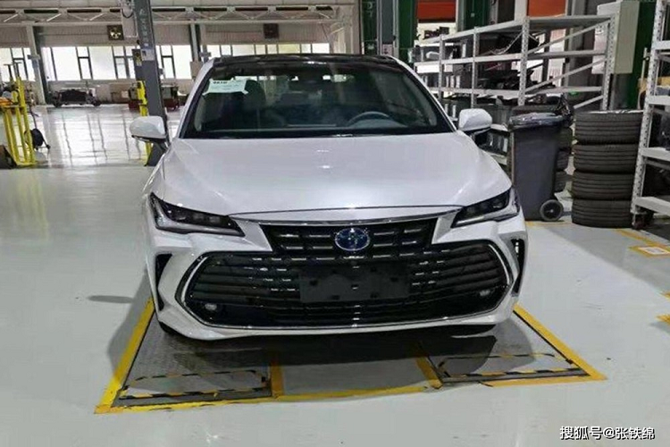 Ngoài ra, Toyota Avalon 2022 còn có dải đèn LED định vị ban ngày hình chữ "L" mới nằm bên trong đèn pha. Trong khi đó, đèn sương mù nhỏ vẫn được tích hợp vào bên trong lưới tản nhiệt như trước. Hai khe gió nằm dọc hai bên lưới tản nhiệt cũng được giữ lại trên xe. Ở bên sườn, Toyota Avalon 2022 được bổ sung các loại vành la-zăng mới. Trong khi đó, thiết kế đằng sau của xe không có gì mới.