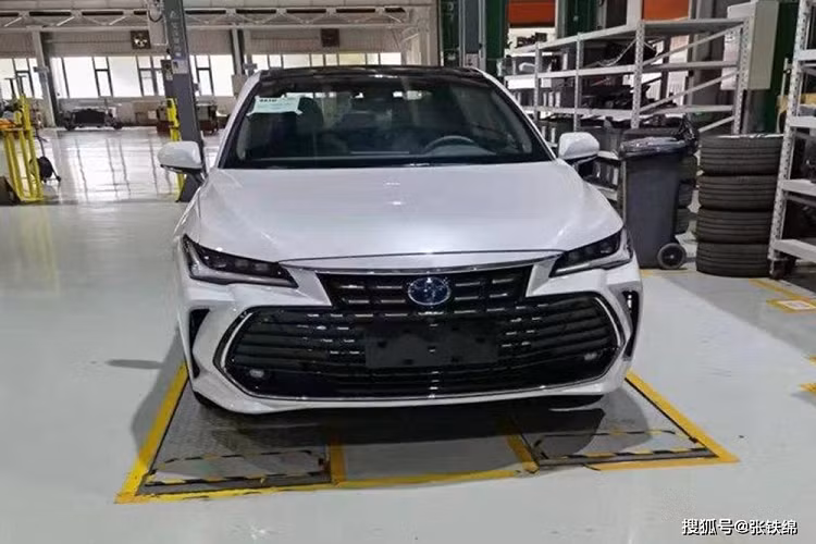 Ngoài ra, Toyota Avalon 2022 còn có dải đèn LED định vị ban ngày hình chữ "L" mới nằm bên trong đèn pha. Trong khi đó, đèn sương mù nhỏ vẫn được tích hợp vào bên trong lưới tản nhiệt như trước. Hai khe gió nằm dọc hai bên lưới tản nhiệt cũng được giữ lại trên xe. Ở bên sườn, Toyota Avalon 2022 được bổ sung các loại vành la-zăng mới. Trong khi đó, thiết kế đằng sau của xe không có gì mới.