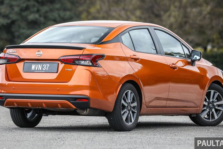 Tại các nước trong khu vực Đông Nam Á, Nissan Sunny 2021 sử dụng động cơ tăng áp 1.0L, sản sinh ra công suất tối đa 100 mã lực và 152 Nm mô-men xoắn cực đại. Con số này lớn hơn đáng kể so với việc sử dụng động cơ 1.2L 3 xy-lanh, hút khí tự nhiên như phiên bản tiền nhiệm. Đi kèm với đó là trang bị hộp số tự động CVT và hệ dẫn động cầu trước.