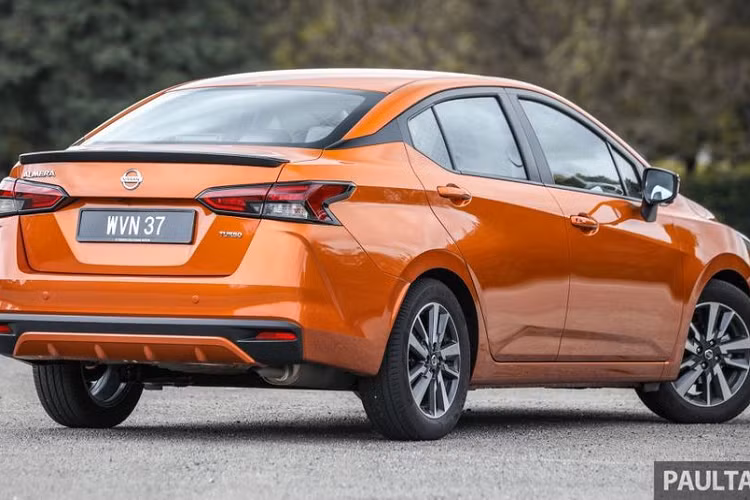 Tại các nước trong khu vực Đông Nam Á, Nissan Sunny 2021 sử dụng động cơ tăng áp 1.0L, sản sinh ra công suất tối đa 100 mã lực và 152 Nm mô-men xoắn cực đại. Con số này lớn hơn đáng kể so với việc sử dụng động cơ 1.2L 3 xy-lanh, hút khí tự nhiên như phiên bản tiền nhiệm. Đi kèm với đó là trang bị hộp số tự động CVT và hệ dẫn động cầu trước.