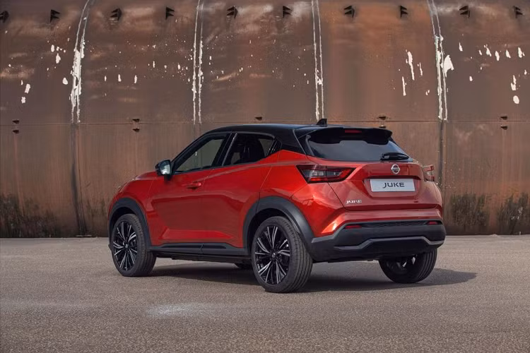 Nissan Juke 2021 có kích thước tổng thể DxRxC tương ứng 4.210 x 1.595 x 1.800 mm. Trên phiên bản mới, phong cách cá tính, lạ mắt và nổi bật vẫn là những điều mà Nissan Juke kế thừa rất tốt.