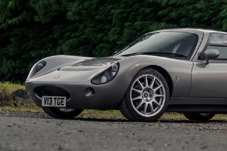 Wells Vertige đã ra mắt chính thức tại sự kiện Goodwood Festival of Speed 2021. Công ty Anh Quốc cho biết rằng 7 chiếc xe đầu tien sẽ được sản xuất bởi Hall Engineering vào mùa xuân năm 2022. Quá trình sản xuất hàng loạt sẽ được lên kế hoạch trong tương lai ở nhà máy mới của Wells tại Itchington, Warwickshire, với số lượng tối đa 25 chiếc mỗi năm. Đối với giá cả, giá xe Wells Vertige 2021 khởi điểm từ 40.000 bảng Anh (tương đương 1,27 tỷ đồng).