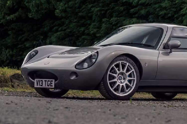 Wells Vertige đã ra mắt chính thức tại sự kiện Goodwood Festival of Speed 2021. Công ty Anh Quốc cho biết rằng 7 chiếc xe đầu tien sẽ được sản xuất bởi Hall Engineering vào mùa xuân năm 2022. Quá trình sản xuất hàng loạt sẽ được lên kế hoạch trong tương lai ở nhà máy mới của Wells tại Itchington, Warwickshire, với số lượng tối đa 25 chiếc mỗi năm. Đối với giá cả, giá xe Wells Vertige 2021 khởi điểm từ 40.000 bảng Anh (tương đương 1,27 tỷ đồng).