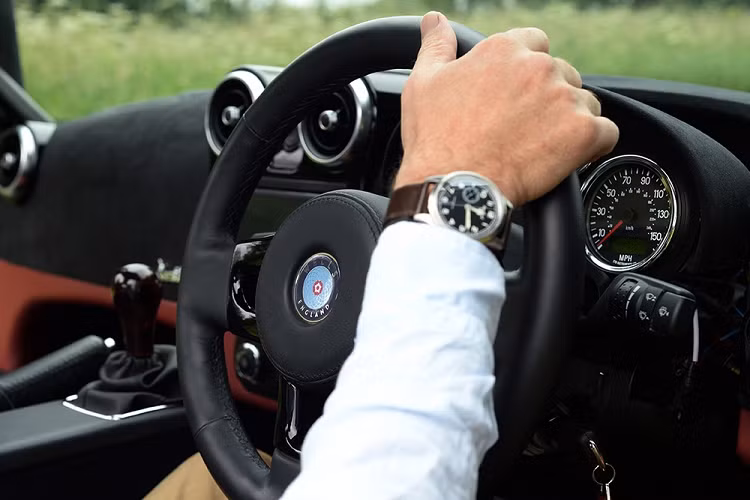 Mẫu xe thể thao mới mẻ này co trang bị động cơ hút khí tự nhiên Ford dung tích 2.0 lít, đặt vị trí giữa, sản sinh 208 mã lực và 210 Nm mô-men xoắn cực đại trong dạng tiêu chuẩn – công suất có thể tăng lên theo nhu cầu của mỗi khách hàng. Các con số này nghe có vẻ yếu ớt đối với một chiếc xe thể thao hiện đại, nhưng bản chất trọng lượng nhẹ của Vertige cho phép nó có thể gia tốc từ 0-96 km/h trong 4,8 giây và đạt tốc độ tối đa trên 225 km/h. Công suất được truyền tới bánh sau thông qua một hộp số sàn 6 cấp.