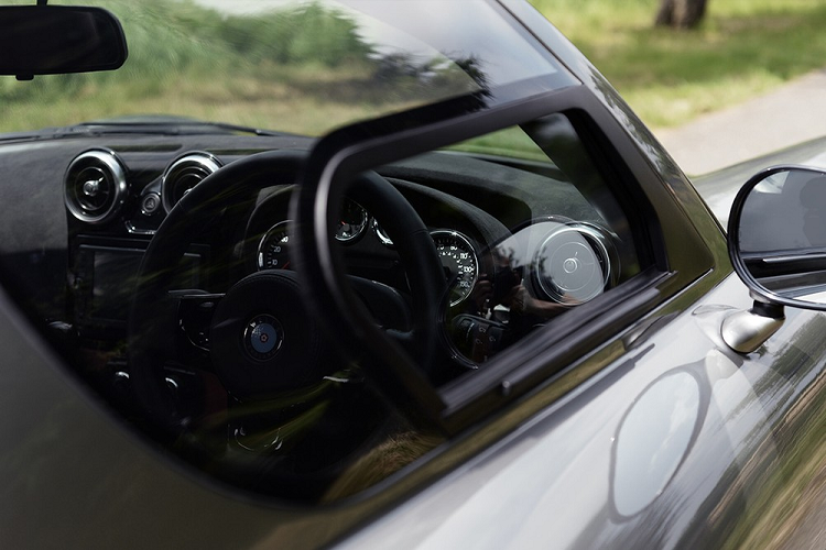 Wells Vertige 2 chỗ ngồi được chế tạo dựa trên một khung gầm liền thân bằng thép với khung phụ dạng ống và khung chống lật bằng thép để đạt độ cứng xoắn 47.000 Nm/deg. Các tấm thân xe bằng chất liệu hỗn hợp với những đường cong gợi cảm và hai cánh cửa độc đáo trông giống như một sự pha trộn giữa các chiếc xe cổ điển của Anh Quốc với một chút gì đó của công ty TVR. Nó có kích thước nhỏ gọn với chiều dài 4 mét và rộng 1,75 mét, nhưng điều quan trọng nhất là trọng lượng nhẹ chỉ 850 kg.