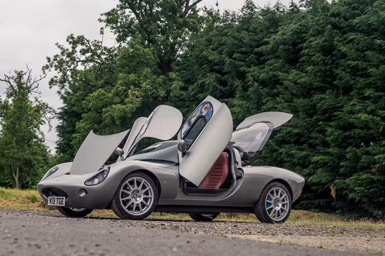 Theo thông tin từ Autocar, quá trình phát triển đã bắt đầu trong năm 2014 bởi nhà sáng lập Robin Wells, người muốn mua một chiếc xe thể thao lý tưởng nhưng không thể tìm thấy nó trên thị trường, vậy nên quyết định tự mình chế tạo nên nó từ trang giấy trắng. Kỹ sư Robin Hall của Hall Engineering đã tham gia dưới vai trò quản lý dự án trong năm 2016. Sau 7 năm phát triển, mẫu xe này cuối cùng đã sẵn sàng lăn bánh trên đường phố.