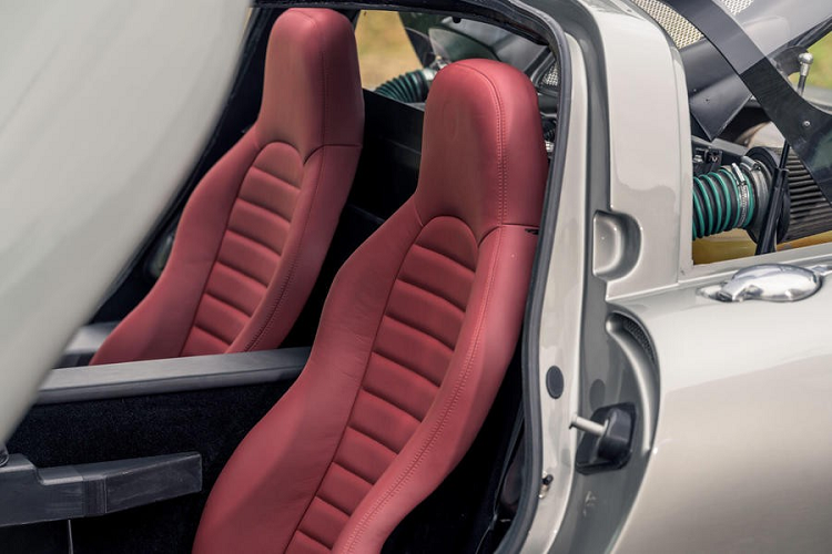 Hệ thống treo bao gồm xương đòn kép bằng nhôm và ống xoắn phía trước và phía sau, trong khi bộ la-zăng Speedline 17 inch được bọc trong lốp 205/45 Pirelli Pilot Sport 4. Phanh xe không có trợ lực, với đĩa thông gió 280 mm ở cả bốn góc và kẹp phanh 4 bu lông bằng nhôm. Đối với khả năng xử lý, các kỹ sư của Wells đã lấy những mẫu xe như Caterham Seven, Porsche Cayman và Mini làm chuẩn, vì vậy chúng ta có thể kỳ vọng Vertige có thể tạo cảm giác lái lôi cuốn và nhạy bén.