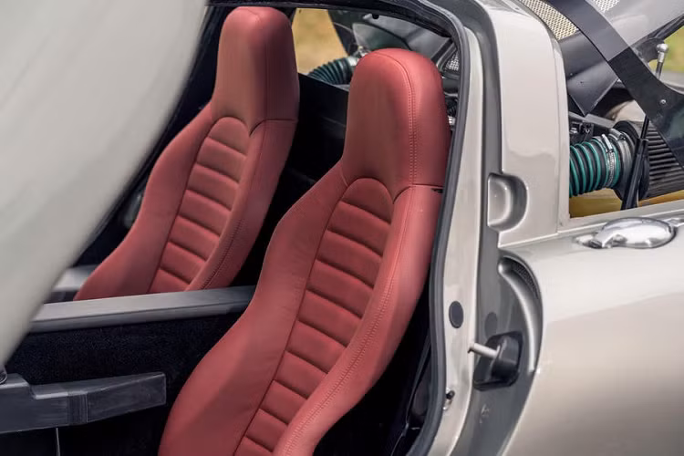 Hệ thống treo bao gồm xương đòn kép bằng nhôm và ống xoắn phía trước và phía sau, trong khi bộ la-zăng Speedline 17 inch được bọc trong lốp 205/45 Pirelli Pilot Sport 4. Phanh xe không có trợ lực, với đĩa thông gió 280 mm ở cả bốn góc và kẹp phanh 4 bu lông bằng nhôm. Đối với khả năng xử lý, các kỹ sư của Wells đã lấy những mẫu xe như Caterham Seven, Porsche Cayman và Mini làm chuẩn, vì vậy chúng ta có thể kỳ vọng Vertige có thể tạo cảm giác lái lôi cuốn và nhạy bén.