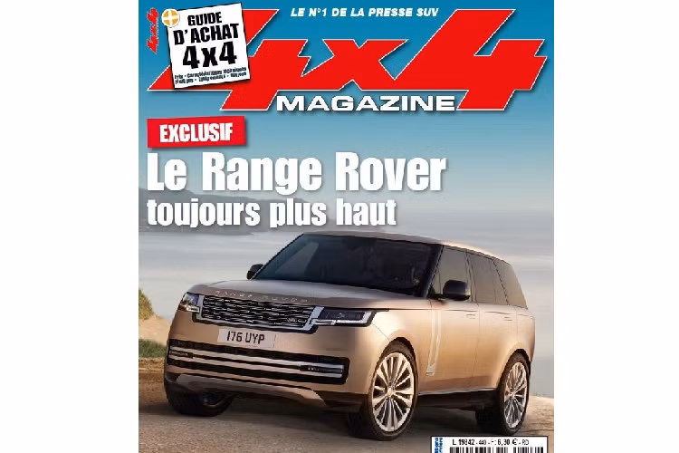 Bên trong hốc gió trung tâm sẽ có 4 nan mạ crôm nằm sát nhau hoặc 2 nẹp mạ crôm dày dặn hơn. Đèn sương mù trước của xe được thiết kế thanh mảnh và tích hợp vào 2 nẹp mạ crôm trong hốc gió trung tâm.