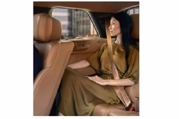 Màn hình trung tâm nằm độc lập trên mặt táp-lô và chạy phần mềm Pivo Pro mới nhất của hãng Land Rover. Thêm vào đó là núm xoay chọn số mới, bảng đồng hồ kỹ thuật số với màn hình màu TFT và màn hình kỹ thuật số chỉnh điều hòa. Mặc dù thiết kế không thay đổi theo hướng cách mạng nhưng Range Rover 2022 thực chất lại được phát triển dựa trên cơ sở gầm bệ MLA Flex mới của hãng Land Rover.