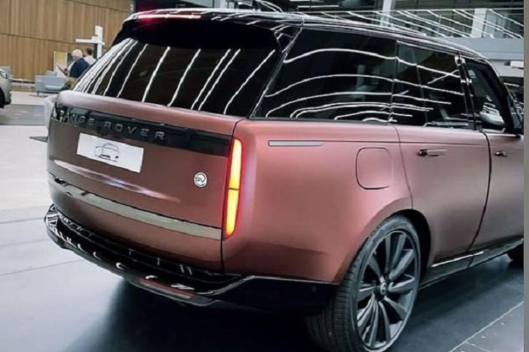 Dự kiến, Range Rover 2022 sẽ có cả phiên bản tiêu chuẩn lẫn trục cơ sở dài. Giá xe Range Rover 2022 có thể cũng không thay đổi nhiều, khởi điểm từ 90.000 - 100.000 Bảng (khoảng 2,82 - 3,14 tỷ đồng). Thời điểm xe có mặt trên thị trường nhiều khả năng là mùa xuân năm sau.