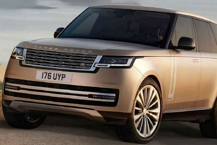 Range Rover 2022 dự kiến sẽ không tiếp tục dùng động cơ xăng V8, siêu nạp, dung tích 5.0L cũ nữa. Thay vào đó là hệ truyền động mild hybrid với máy xăng 6 xi-lanh thẳng hàng, dung tích 3.0L. Thứ hai là động cơ xăng V8, tăng áp, dung tích 4.4L do hãng BMW sản xuất. Thứ ba là hệ truyền động hybrid, có thể dùng chung với Land Rover Defender 400e, bao gồm máy xăng 2.0L và mô-tơ điện, tạo ra công suất tối đa 398 mã lực.