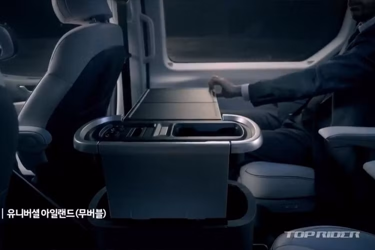 Bước vào bên trong Hyundai Staria Limousine 2021, người dùng mới cảm nhận rõ được sự khác biệt của phiên bản này. Hãng Hyundai đã tối đa hóa sự sang trọng và tiện nghi cho hàng ghế thứ 2 của Staria Limousine 2021 với màn hình TV 25 inch treo trên trần xe. Thêm vào đó là trần xe được thiết kế theo phong cách "bầu trời sao" giống những chiếc ô tô hạng sang Rolls-Royce.