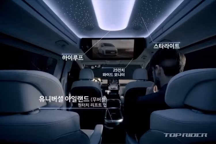 Không để người tiêu dùng phải chờ đợi lâu, hãng Hyundai đã nhanh chóng hé lộ những thông tin và hình ảnh ban đầu của Staria 2021 phiên bản limousine. Được phát triển dựa trên Hyundai Staria Lounge 2021 bản 7 chỗ, Staria Limousine là đối thủ cạnh tranh của Kia Sedona Hi Limousine đã ra mắt thị trường Hàn Quốc vào cuối năm ngoái.