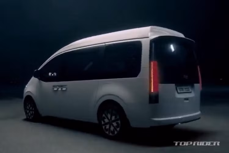 Những trang bị còn lại của Hyundai Staria Limousine 2021 không thay đổi so với bản thường, bao gồm bảng đồng hồ kỹ thuật số với màn hình màu LCD, màn hình thông tin giải trí dạng cảm ứng 10,25 inch, tích hợp màn hình chỉnh điều hòa, nút bấm chọn số thay cho cần số truyền thống, hệ thống đèn viền nội thất 64 màu, điều hòa tự động, ghế trước sưởi ấm/làm mát, rèm chỉnh điện và vô lăng rung để cảnh báo