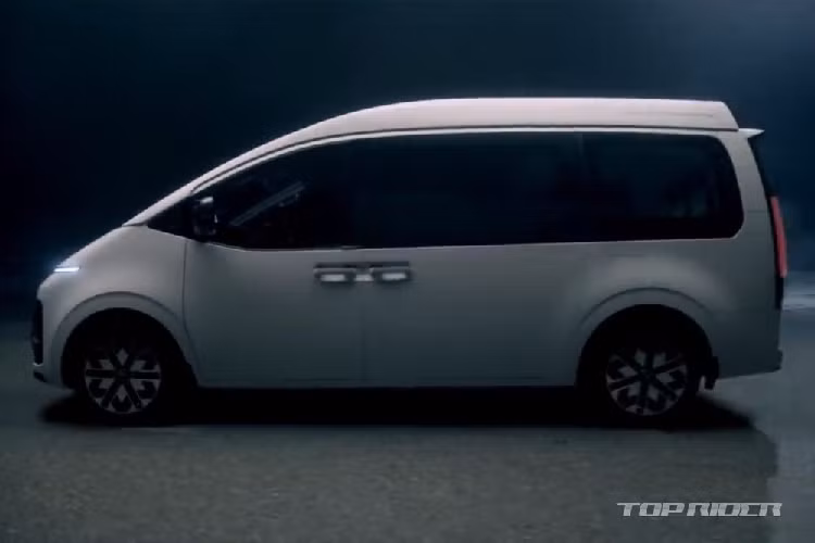 Khi muốn nâng cụm điều khiển trung tâm cao lên, hành khách chỉ cần bấm nút. Tương tự Staria Lounge 7 chỗ thông thường, 2 ghế giữa của Hyundai Staria Limousine 2021 cũng có tính năng mát-xa và chế độ thư giãn, được kích hoạt bằng nút bấm. Ngoài ra, 2 ghế giữa của xe còn có thể ngả ra sau hoặc trượt lên/xuống chỉnh điện.