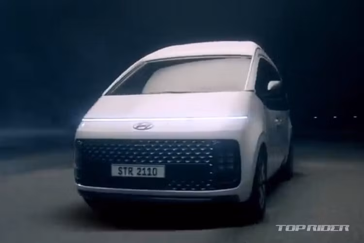 Nằm bên dưới nắp ca-pô của xe là 2 tùy chọn động cơ. Đầu tiên là động cơ diesel 4 xi-lanh, dung tích 2.2L, sản sinh công suất tối đa 174 mã lực và mô-men xoắn cực đại 431 Nm. Động cơ này kết hợp với hộp số sàn 6 cấp hoặc tự động 8 cấp. Thứ hai là động cơ Smartstream 3.5L chạy bằng khí gas hóa lỏng (LPG) với công suất tối đa 268 mã lực và mô-men xoắn cực đại 331 Nm. Động cơ này chỉ đi với hộp số tự động 8 cấp.