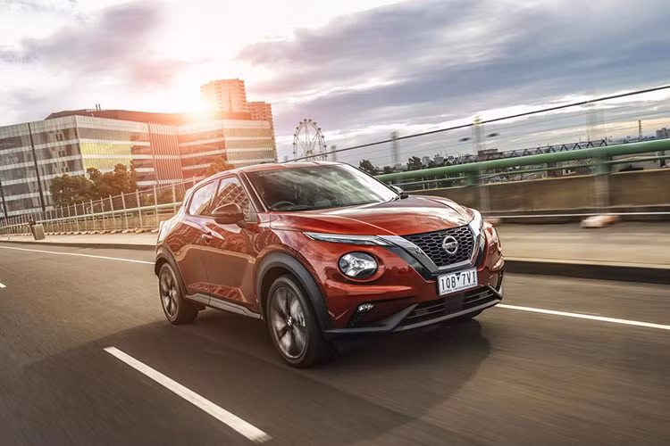 Về truyền động, Nissan Juke 2021 bán ra tại Việt Nam có thể sẽ sử dụng động cơ 3 xi-lanh 1.0l tăng áp, sản sinh công suất 115 mã lực, đi kèm hộp số ly hợp kép 7 cấp.
