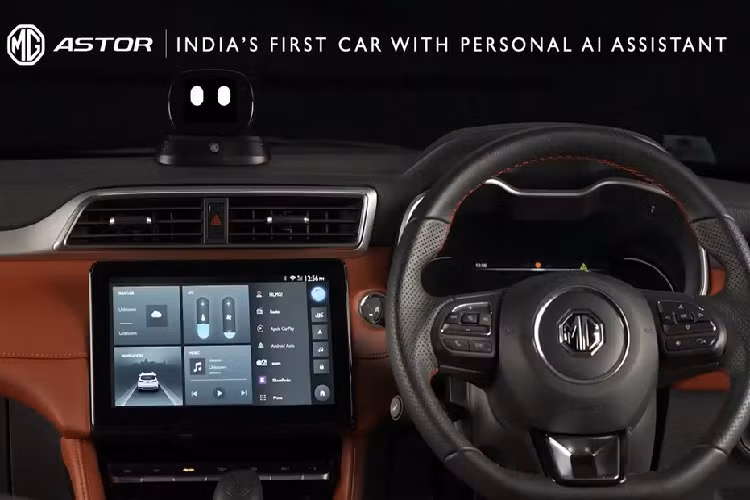 Cụm đèn pha của MG Astor có vẻ như không thay đổi so với MG ZS cũ. Cụm đèn pha này vẫn đi kèm với dải đèn LED định vị ban ngày hình chữ "L" như phiên bản cũ. Tương tự như vậy, cản trước của MG Astor cũng không có gì mới. Bên trong MG Astor là không gian nội thất phối 2 màu đen và đỏ Sangria Red mới.