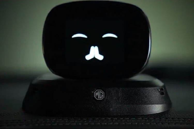 Giống như MG ZS cũ, MG Astor vẫn được trang bị vô lăng vát đáy thể thao và màn hình cảm ứng nằm độc lập trên mặt táp-lô. Điểm nhấn đáng chú ý nhất của MG Astor chính là những tính năng thông minh và công nghệ cao trên xe. Theo đó, Astor sẽ là mẫu xe MG đầu tiên trên toàn thế giới được trang bị tính năng trợ lý ảo AI do công ty Star Design của Mỹ thiết kế. Trên mặt táp-lô của mẫu SUV này sẽ có rô-bốt tương tác để hỗ trợ tính năng trợ lý ảo AI này.