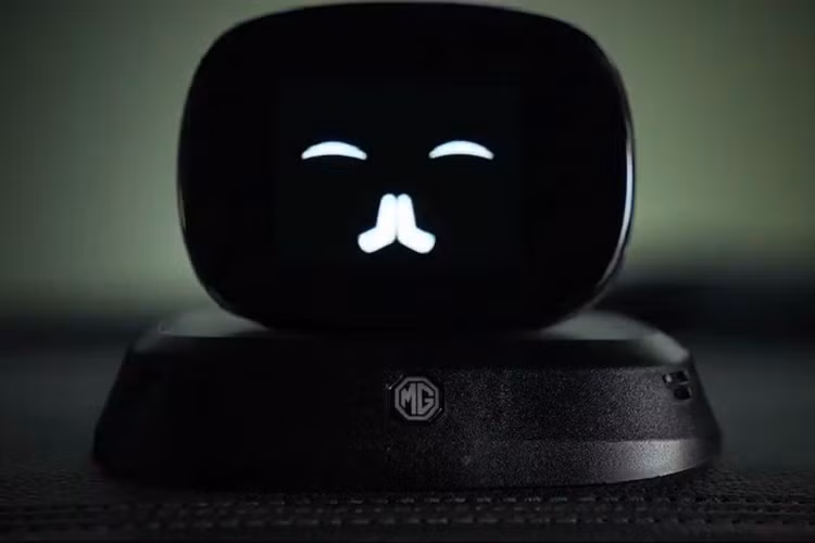 Giống như MG ZS cũ, MG Astor vẫn được trang bị vô lăng vát đáy thể thao và màn hình cảm ứng nằm độc lập trên mặt táp-lô. Điểm nhấn đáng chú ý nhất của MG Astor chính là những tính năng thông minh và công nghệ cao trên xe. Theo đó, Astor sẽ là mẫu xe MG đầu tiên trên toàn thế giới được trang bị tính năng trợ lý ảo AI do công ty Star Design của Mỹ thiết kế. Trên mặt táp-lô của mẫu SUV này sẽ có rô-bốt tương tác để hỗ trợ tính năng trợ lý ảo AI này.