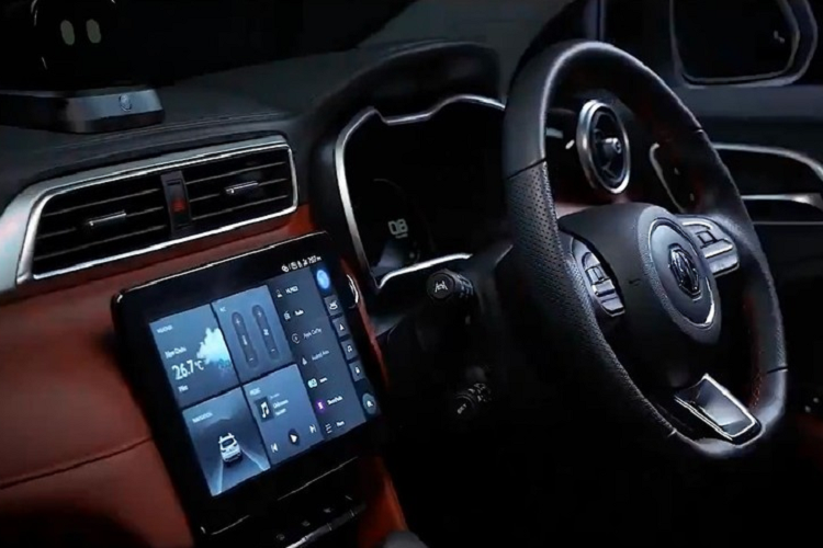 So với MG ZS cũ, mẫu xe SUV MG Astor mới được bổ sung lưới tản nhiệt mới với kích thước lớn hơn. Theo hãng MG, lưới tản nhiệt của mẫu SUV này lấy cảm hứng thiết kế từ sự hình thành của vũ trụ. Cụ thể, Astor được trang bị lưới tản nhiệt hình lục giác với mắt lưới tản nhiệt như những nét gạch, tỏa dần từ logo của hãng MG sang hai bên. Thiết kế này tạo hiệu ứng không gian 3 chiều cho lưới tản nhiệt của xe.