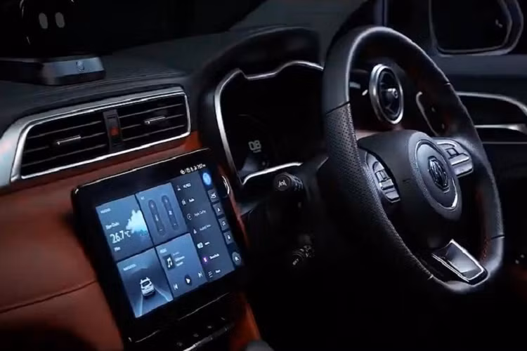 So với MG ZS cũ, mẫu xe SUV MG Astor mới được bổ sung lưới tản nhiệt mới với kích thước lớn hơn. Theo hãng MG, lưới tản nhiệt của mẫu SUV này lấy cảm hứng thiết kế từ sự hình thành của vũ trụ. Cụ thể, Astor được trang bị lưới tản nhiệt hình lục giác với mắt lưới tản nhiệt như những nét gạch, tỏa dần từ logo của hãng MG sang hai bên. Thiết kế này tạo hiệu ứng không gian 3 chiều cho lưới tản nhiệt của xe.