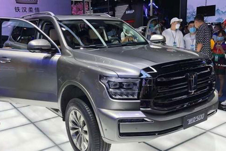 Hai bên lưới tản nhiệt là cụm đèn pha LED. Cản trước của xe mới có thiết kế dạng thanh dài, nổi bật. Đồng thời, Tank 500 cũng cung cấp những tùy chọn 1 tông màu hoặc 2 tông màu để làm phong phú thêm ngoại thất.