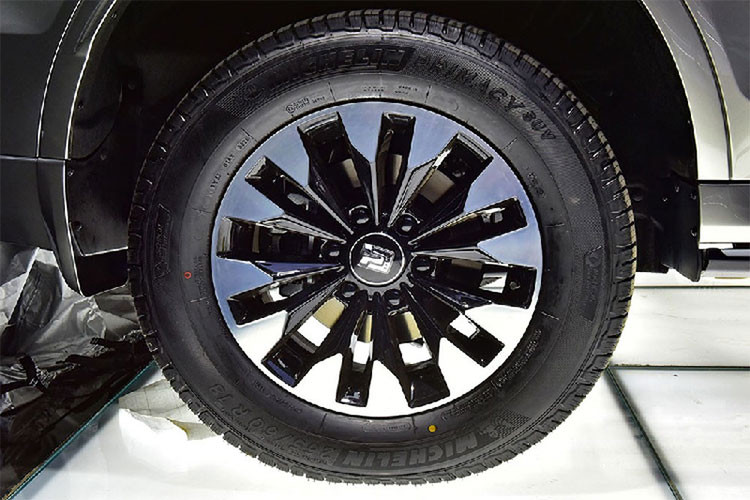 Ở phía sau, mẫu xe SUV Great Wall Tank 500 to lớn này được trang bị cánh gió trên nóc xe, cụm đèn hậu bố trí dọc hai bên và được nối với nhau bằng dải trang trí mạ crôm.