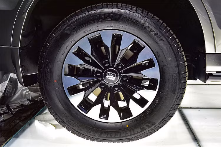 Ở phía sau, mẫu xe SUV Great Wall Tank 500 to lớn này được trang bị cánh gió trên nóc xe, cụm đèn hậu bố trí dọc hai bên và được nối với nhau bằng dải trang trí mạ crôm.