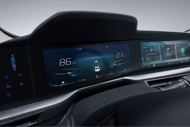 Nội thất xe phải nói là rất sang trọng đối với phân khúc, với nhiều chất liệu da cao cấp trên ghế và mặt táp lô. Vô lăng đa năng 3 chấu trên xe là dạng đáy phẳng kiểu thể thao, trong khi thiết kế của cần số là lấy cảm hứng từ du thuyền.