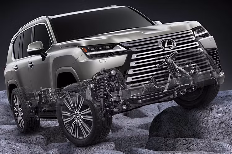 . Ngoài bộ vành, Lexus LX 600 Offroad 2022 còn có một số thay đổi so với các phiên bản khác như hốc bánh màu đen và lưới tản nhiệt hình con suốt màu xám đậm. Thêm vào đó là 3 khóa vi sai giống với Toyota Land Cruiser GR Sport 2022.