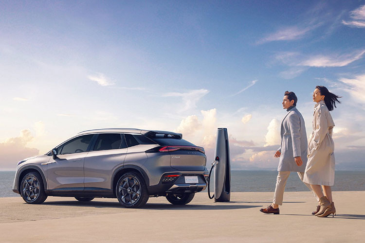 Bên trong, mặt táp lô được tái thiết kế có màn hình cảm ứng thông tin giải trí 15,6 inch lớn hơn với phần cứng được cập nhật dưới dạng bộ vi xử lý 8 nhân Qualcomm 8155 và phần mềm mới có tên ADiGO 4.0. Phần còn lại của cabin trông quen thuộc với các trang bị đáng lưu ý bao gồm cửa sổ trời toàn cảnh, hệ thống âm thanh 10 loa từ Alpine, và ghế bọc da Nappa màu trắng.