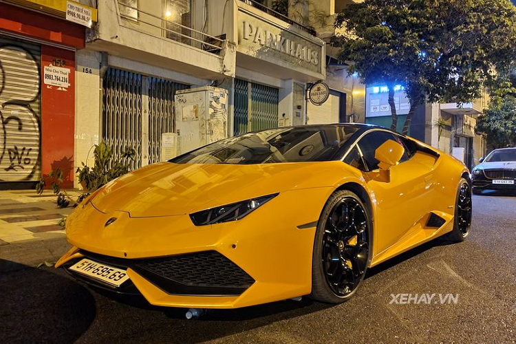 Đáng chú ý, trong khi thân xe được nâng cấp đáng kể thì chủ nhân của Lamborghini Huracan vẫn quyết định giữ lại bộ la-zăng nguyên bản của xe, đó là bộ mâm 5 chấu đơn dạng bông hoa sơn đen cùng cùm phanh màu vàng cam giống như màu sơn xe.
