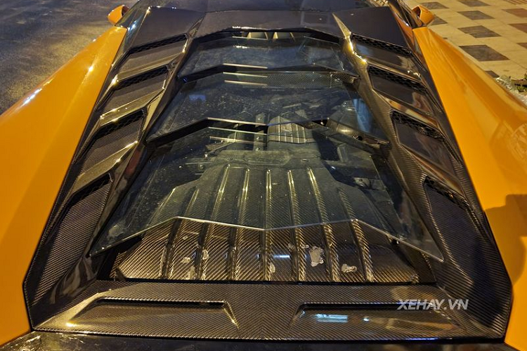 Một trong những chi tiết ấn tượng của bodykit Vorsteiner Novara Edizione là phần nắp động cơ làm bằng vật liệu sợi carbon siêu nhẹ, được biết, ở Mỹ, tùy chọn này có giá tới 167 triệu đồng.
