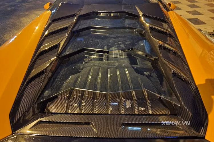 Một trong những chi tiết ấn tượng của bodykit Vorsteiner Novara Edizione là phần nắp động cơ làm bằng vật liệu sợi carbon siêu nhẹ, được biết, ở Mỹ, tùy chọn này có giá tới 167 triệu đồng.