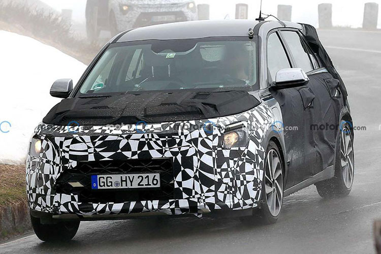 Theo đó, phạm vi hoạt động của xe cũng được tăng lên ở cả hai biến thể điện khí hóa. Mẫu xe crossover Kia Niro thế hệ đầu tiên đã được ra mắt vào năm 2016 và được nâng cấp vào năm 2019.