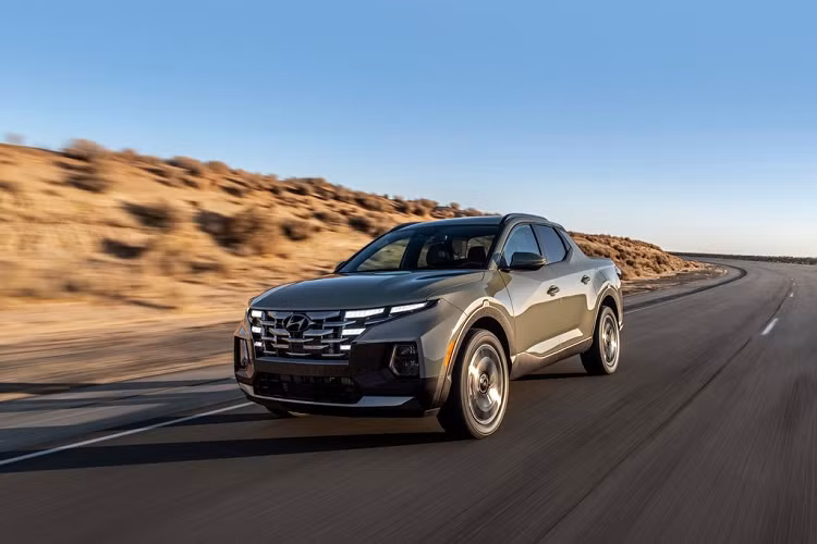 Cụ thể, phiên bản dẫn động cầu trước của Hyundai Santa Cruz 2021 mới có mức tiêu hao nhiên liệu trung bình trên đường đô thị / đường cao tốc / đường hỗn hợp lần lượt là 11,2 / 9,05 / 10,23 lít trên 100 km đường đi.