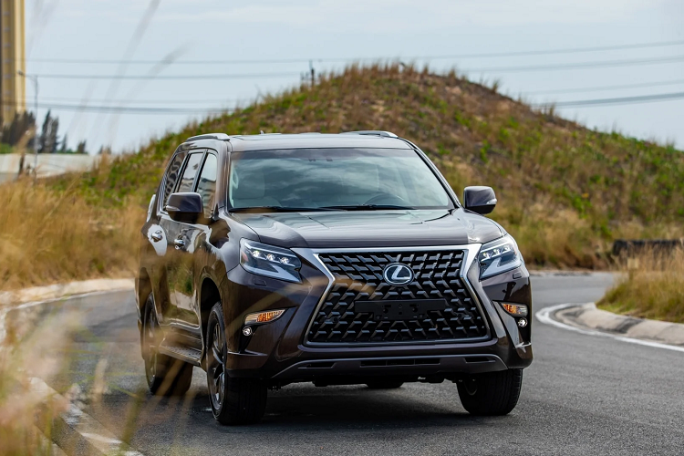 Trong số những dòng SUV hạng sang của hãng xe Nhật Bản, Lexus GX nổi bật với khả năng vượt địa hình, cũng như từng chinh phục những cung đường thách thức nhất trên thế giới. Mẫu xe SUV Lexus GX qua các thế hệ luôn duy trì được phong cách lịch lãm, nam tính và mạnh mẽ dù đi phố hay trên đường trường.