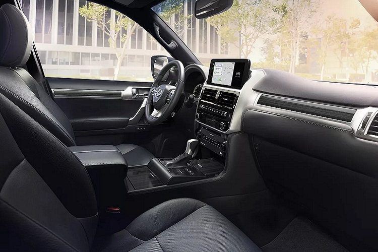 Trong khi đó nội thất Lexus GX 2022 đã hiện đại hơn với màn hình trung tâm dạng nổi và tăng kích thước từ 8.0 inch lên 10.3 inch.