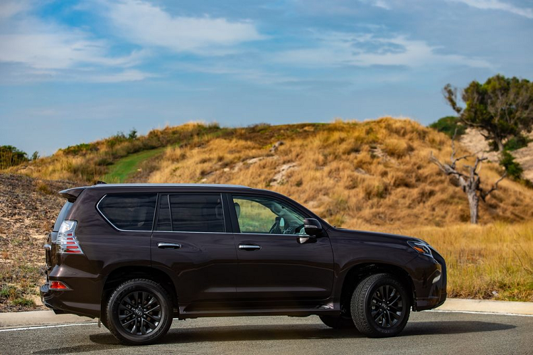 Đi kèm là hộp số tự động 6 cấp và hệ dẫn động bốn bánh toàn thời gian Full-time 4WD với khóa vi sai trung tâm chống trượt LSD hiệu Torsen.