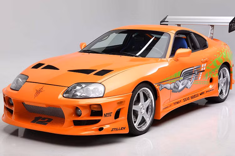 Ngoại thất của xe được nâng cấp với bộ bodykit Bomex với thiết kế cản trước và ốp hông hầm hố hơn. Nắp capo cũng được tinh chỉnh lại theo các mẫu xe đua của Toyota TRD.