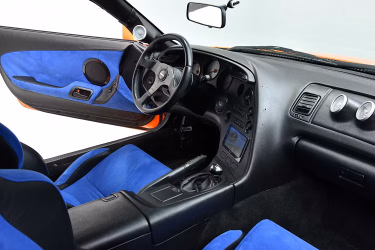 Nội thất của xe cũng được làm lại như mới với bộ ghế thể thao và tapi cửa được bọc sợi Alcantara màu xanh biển.
