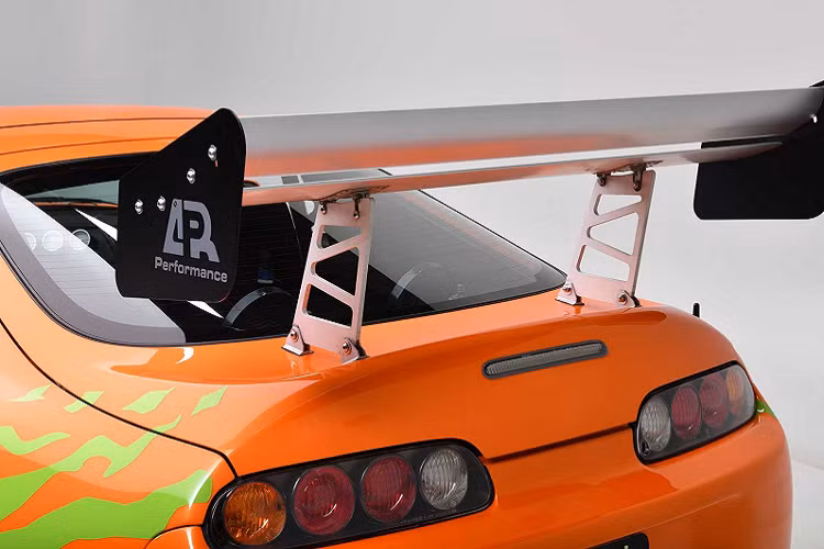 Tương tự, phần đuôi xe được nâng cấp với cánh gió sau kích thước lớn bằng hợp kim nhôm của APR Performance. Xe được trang bị bộ mâm 19 inch 5 chấu Racing Hart M5 của hãng độ Dazz Motorsports.