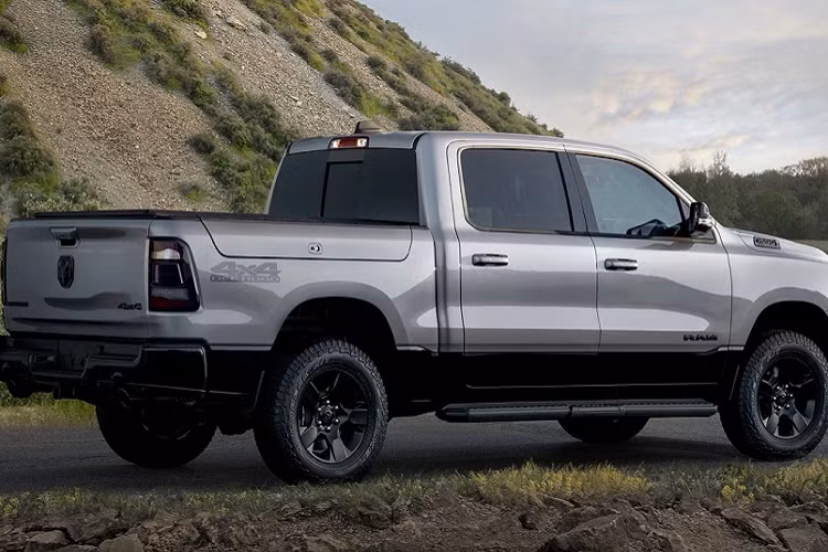 Theo lịch trình, xe sẽ chính thức được bán ra thị trường vào quý III năm nay. Giá xe Dodge Ram 1500 BackCountry khởi điểm 40.085 USD, (tương đương khoảng 922 triệu đồng).