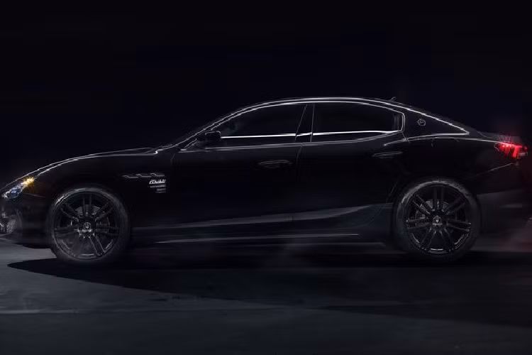 Tất cả 175 chiếc xe đặc biệt đều có la-zăng sơn đen mờ, lưới tản nhiệt độc đáo và các huy hiệu riêng. 