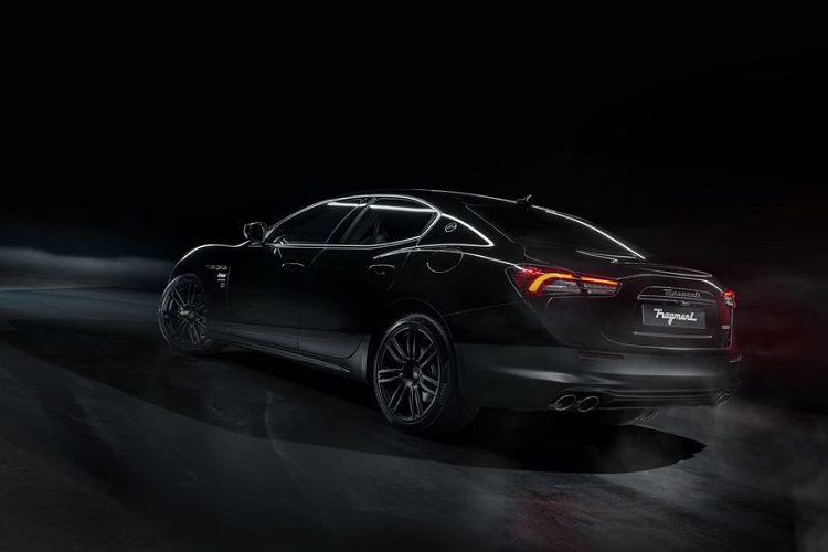 Ngoài ra, những chiếc xe sang Maserati Ghibli Fragment sẽ được ra mắt cùng với một bộ sư tập quần áo thiết kế cùng Hiroshi Fujiwara, chúng được bán trên kênh chính thức của Maserati.