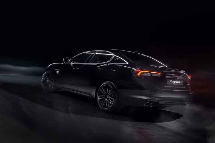 Ngoài ra, những chiếc xe sang Maserati Ghibli Fragment sẽ được ra mắt cùng với một bộ sư tập quần áo thiết kế cùng Hiroshi Fujiwara, chúng được bán trên kênh chính thức của Maserati.