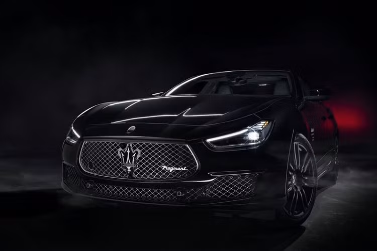 Hai phiên bản đặc biệt mới của Maserati Ghibli mới có tên là Operanera (ngoại thất đen bóng - đen mờ) và Operabianca (ngoại thất màu trắng bóng - đen mờ). Màu sắc trên thân xe được hoàn thiện đồng nhất, kéo dài tới các bánh xe và tay nắm cửa.