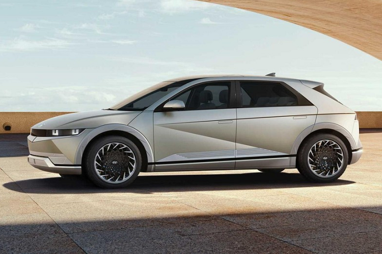 Dự kiến có mặt trên thị trường vào cuối năm nay, Hyundai Ioniq 5 2022 mới có tổng cộng 9 màu sơn ngoại thất và 4 màu nội thất. Hiện giá xe Hyundai Ioniq 5 vẫn chưa được công bố. Được biết, đây là mẫu xe đầu tiên của thương hiệu con Ioniq thuộc tập đoàn Hyundai. Trong năm sau, thương hiệu này sẽ tiếp tục giới thiệu mẫu xe Ioniq 6 được phát triển dựa trên mẫu xe concept Hyundai Prophecy. Đến đầu năm 2024, một mẫu SUV cỡ lớn hơn mang tên Ioniq 7 dự kiến sẽ trình làng.